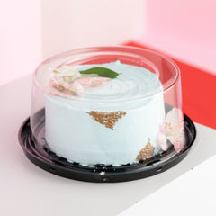 Domo transparente con base negra, ideal para pasteles, postres y tortas que merecen una presentación profesional y segura.